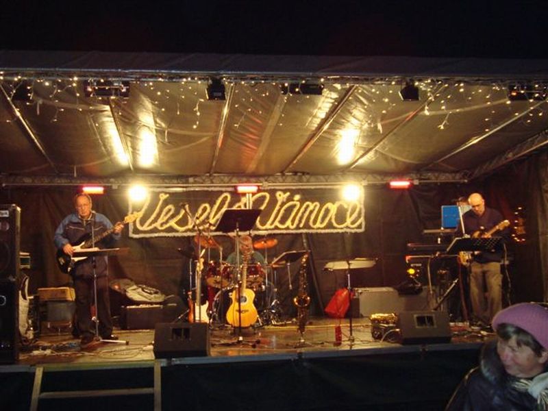 13 Vánoční koncert na náměstí TGM 2009.jpg